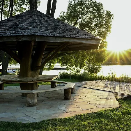 Klimatyczny Nad Brzegiem Jeziora Stężyca